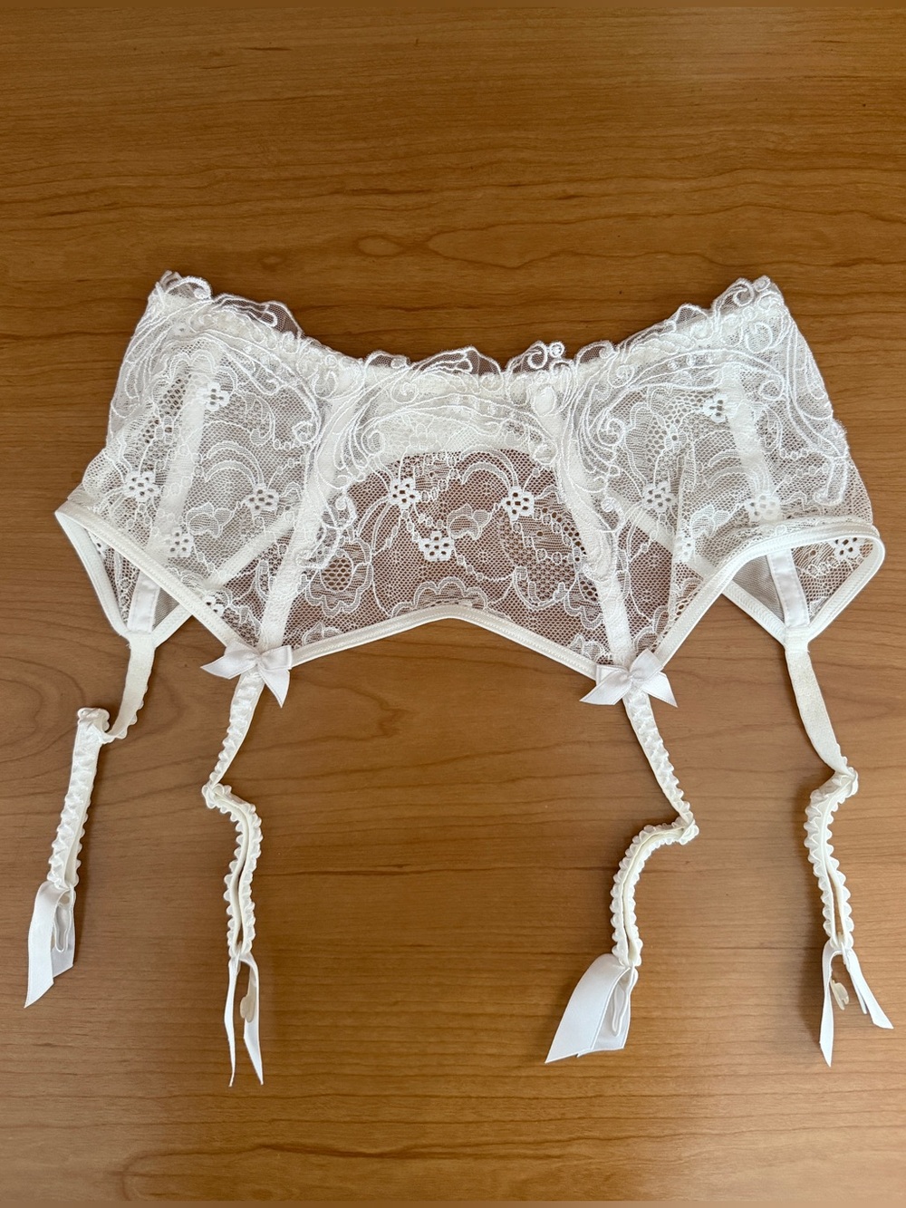 RARE Lise Charmel Soir de Venise
Lace Garter Belt in White - Picture 2 of 6